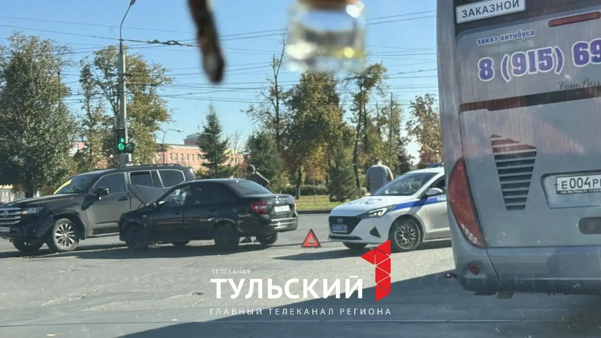 На пересечении улиц Мосина и Советской в Туле столкнулись два автомобиля