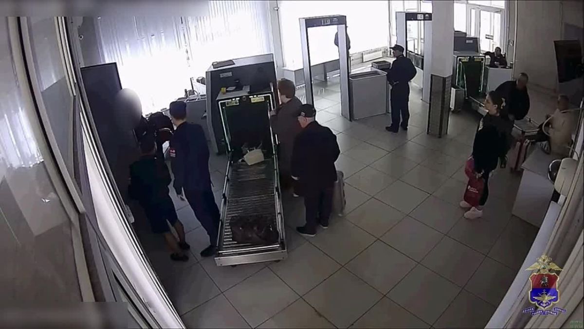 На вокзале Воронежа полиция задержала пассажирку, у которой при досмотре выпал свёрток с мефедроном