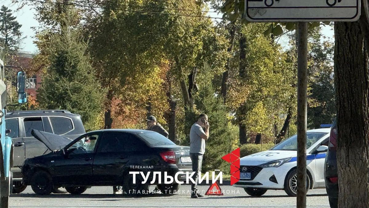 На пересечении улиц Мосина и Советской в Туле столкнулись два автомобиля На пересечении улиц Мосина и Советской в Туле столкнулись два автомобиля