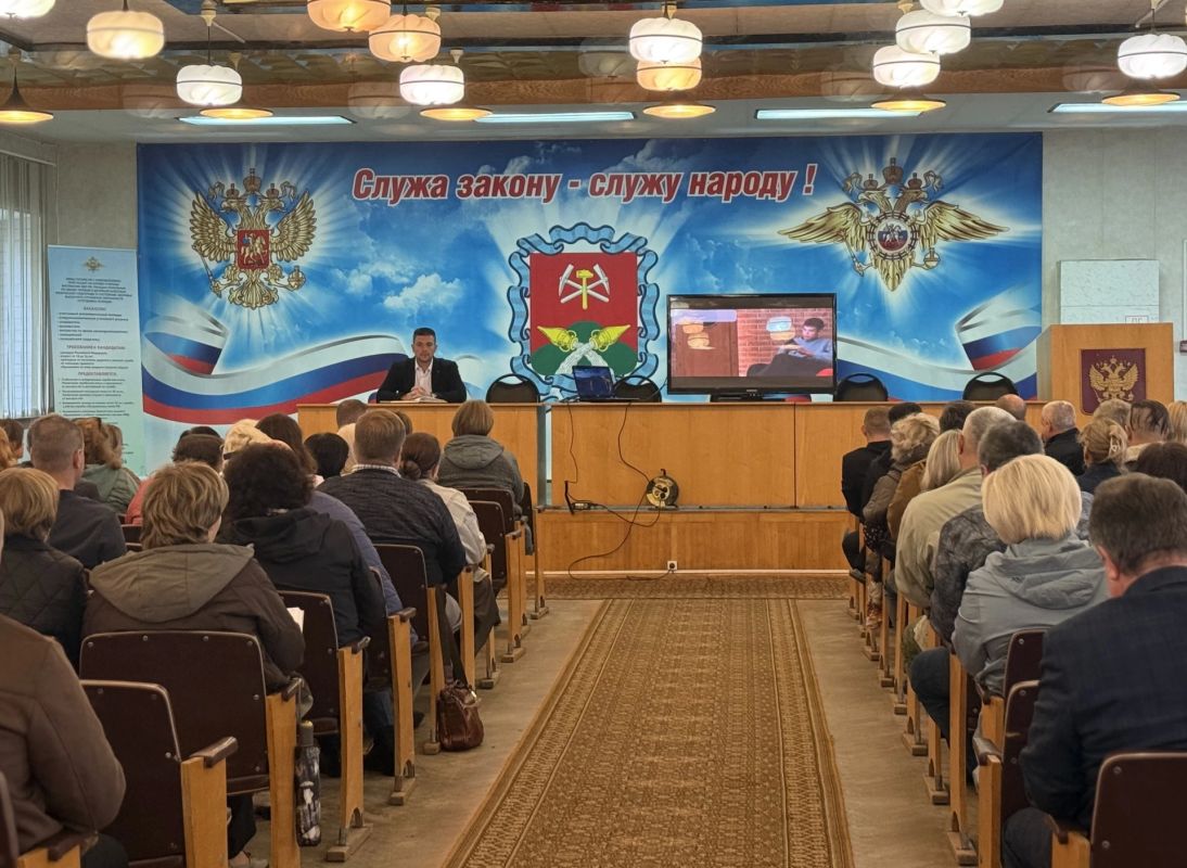 В Новомосковске полицейские провели рабочую встречу с руководителями образовательных организаций по вопросам безопасности учащихся В Новомосковске полицейские провели рабочую встречу с руководителями образовательных организаций по вопросам безопасности учащихся