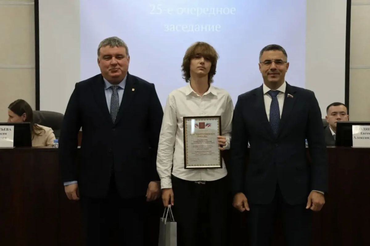 Глава города Тулы Алексей Эрк и глава администрации Илья Беспалов вручили награды тулякам Глава города Тулы Алексей Эрк и глава администрации Илья Беспалов вручили награды тулякам