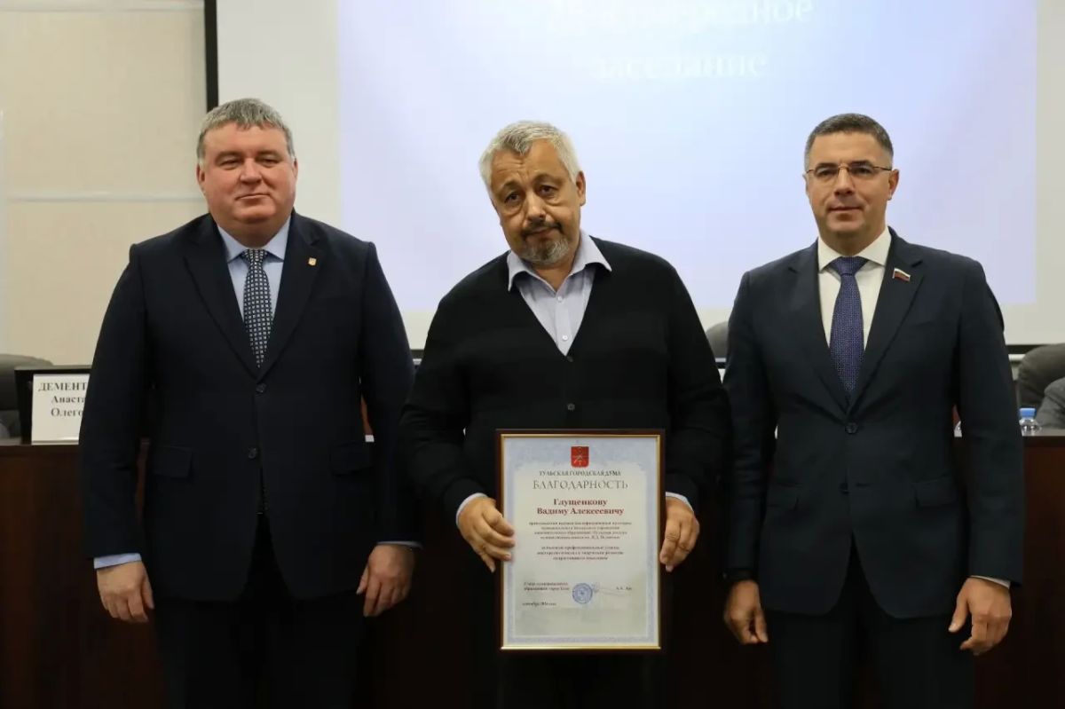Глава города Тулы Алексей Эрк и глава администрации Илья Беспалов вручили награды тулякам Глава города Тулы Алексей Эрк и глава администрации Илья Беспалов вручили награды тулякам