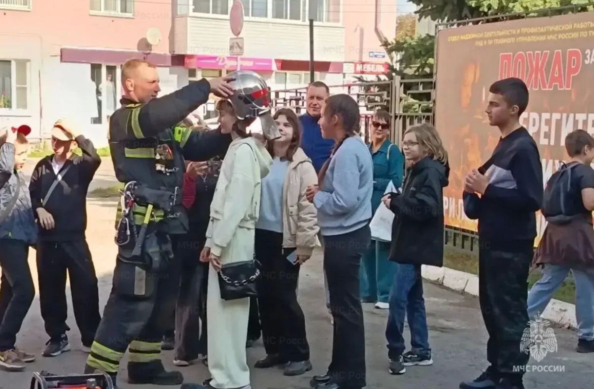Новомосковские огнеборцы провели открытый урок для детей в пожарно-спасательной части Новомосковские огнеборцы провели открытый урок для детей в пожарно-спасательной части