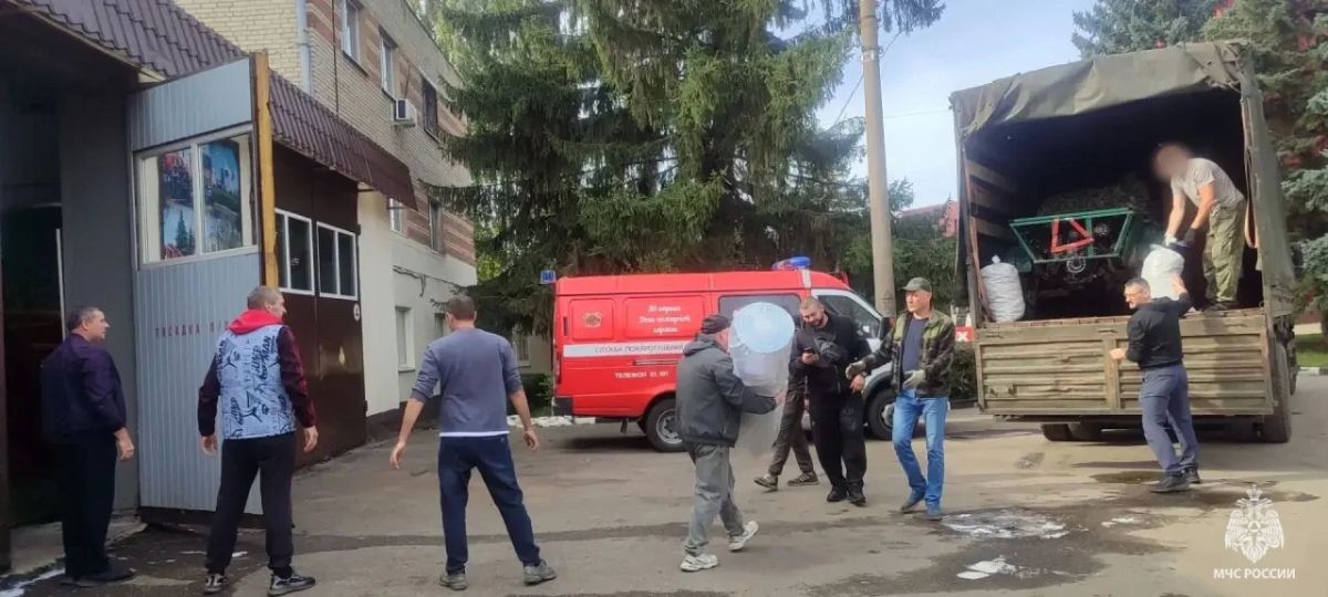 Тульские спасатели отправили очередной гуманитарный груз для бойцов СВО Тульские спасатели отправили очередной гуманитарный груз для бойцов СВО