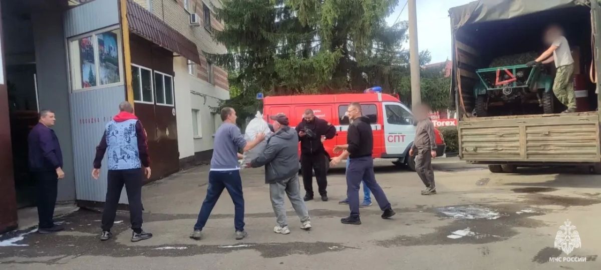 Тульские спасатели отправили очередной гуманитарный груз для бойцов СВО Тульские спасатели отправили очередной гуманитарный груз для бойцов СВО