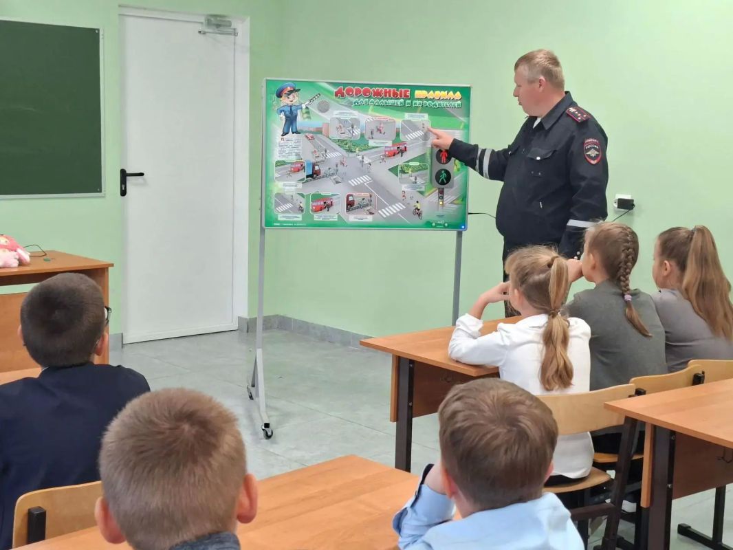 Сотрудники Госавтоинспекции Ефремова провели «минутки безопасности» в образовательных учреждениях района Сотрудники Госавтоинспекции Ефремова провели «минутки безопасности» в образовательных учреждениях района