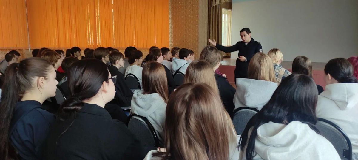 В одном из Тульских колледжей прошла встреча студентов со старшим инспектором по пропаганде безопасности дорожного движения В одном из Тульских колледжей прошла встреча студентов со старшим инспектором по пропаганде безопасности дорожного движения