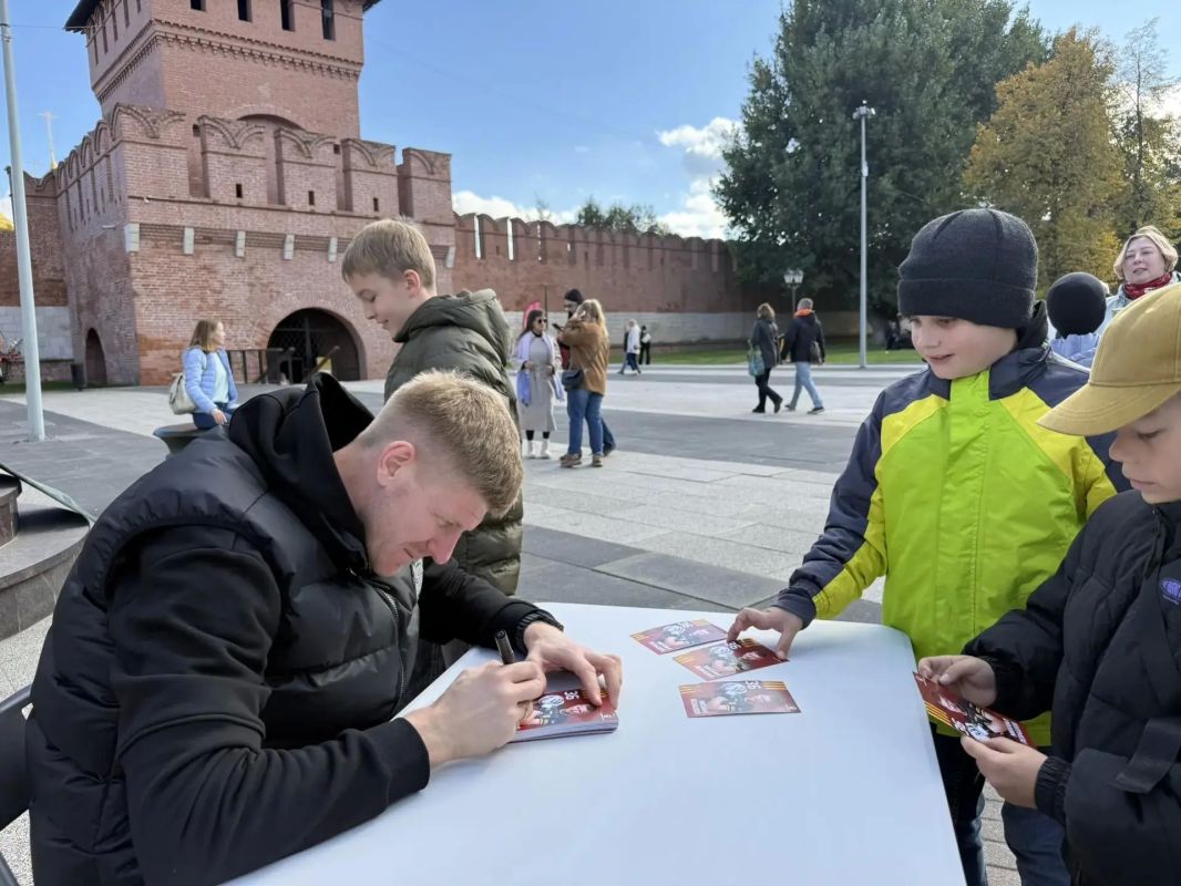 Футболисты «Арсенала» раздают автографы и готовятся к гастробатлу в центре Тулы Футболисты «Арсенала» раздают автографы и готовятся к гастробатлу в центре Тулы