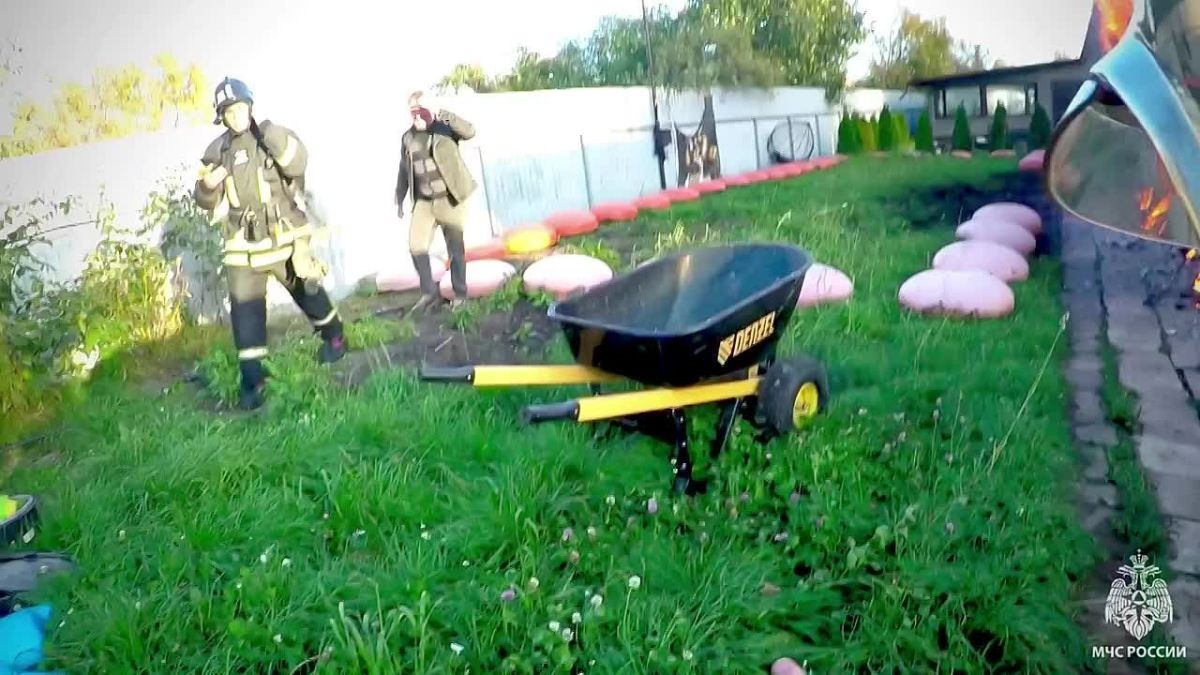 Пожарный из Новомосковска показал борьбу с огнем своими глазами