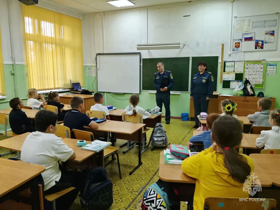 Месячник безопасности в Суворовском районе: сотрудники МЧС России проводят открытые уроки в школах Месячник безопасности в Суворовском районе: сотрудники МЧС России проводят открытые уроки в школах