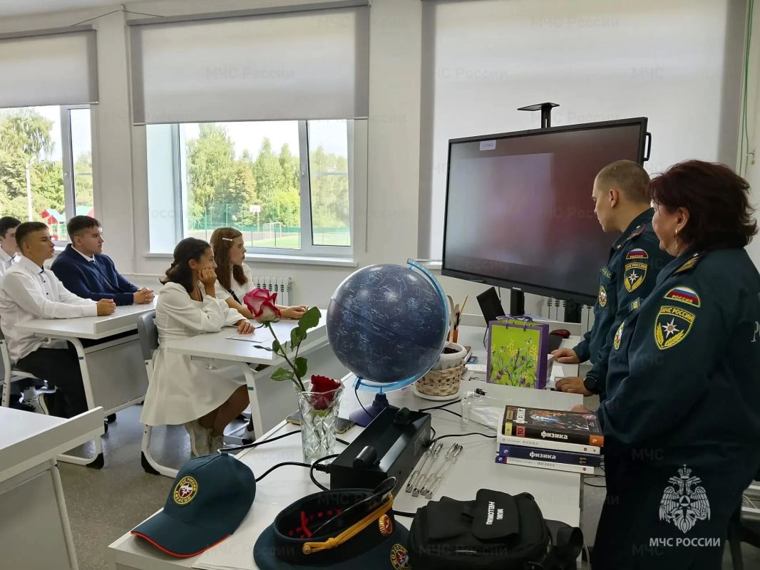 Месячник безопасности в Суворовском районе: сотрудники МЧС России проводят открытые уроки в школах Месячник безопасности в Суворовском районе: сотрудники МЧС России проводят открытые уроки в школах