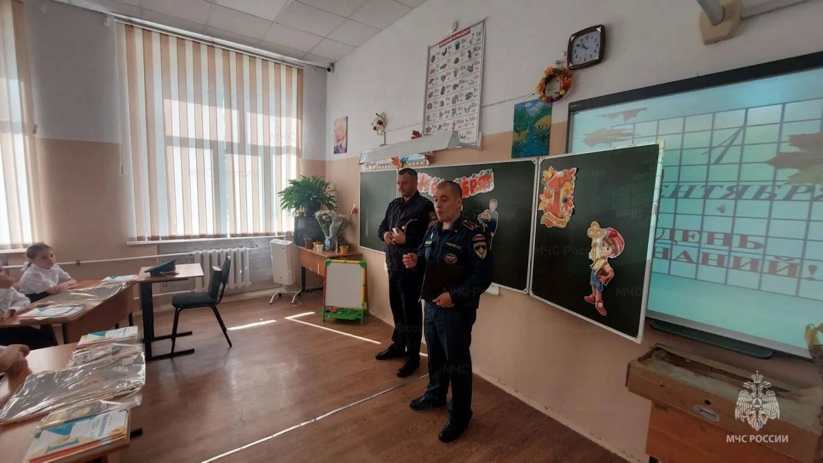 Месячник безопасности в Суворовском районе: сотрудники МЧС России проводят открытые уроки в школах Месячник безопасности в Суворовском районе: сотрудники МЧС России проводят открытые уроки в школах