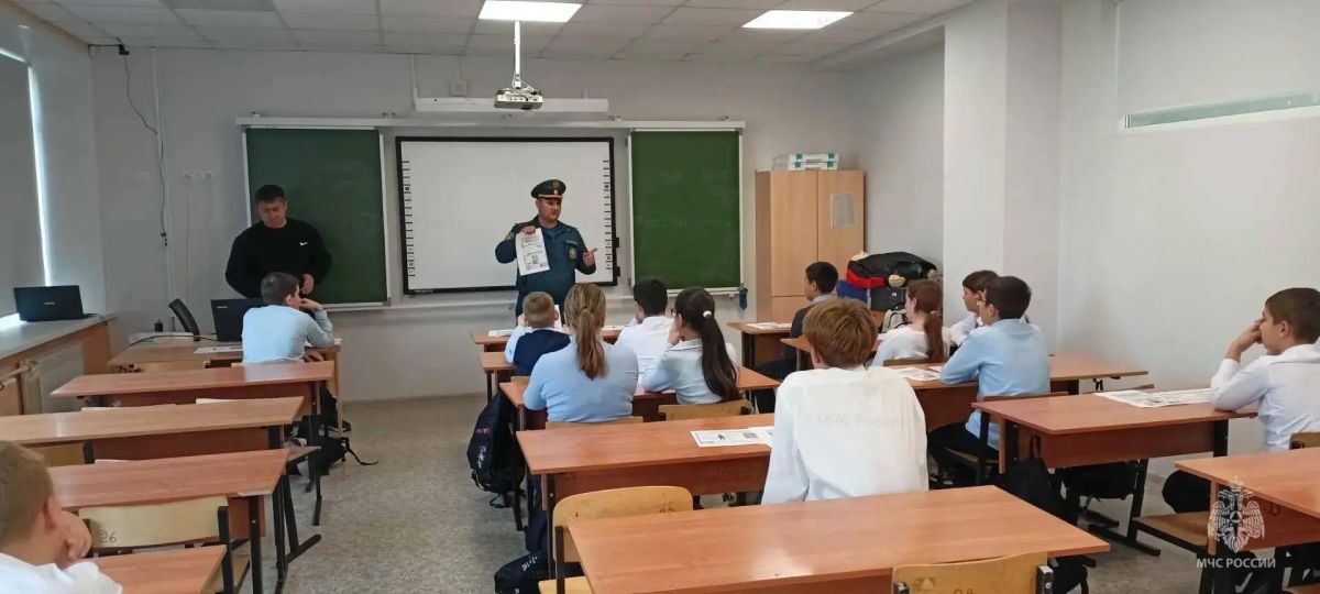 Сотрудники МЧС России провели открытые уроки по гражданской обороне Сотрудники МЧС России провели открытые уроки по гражданской обороне