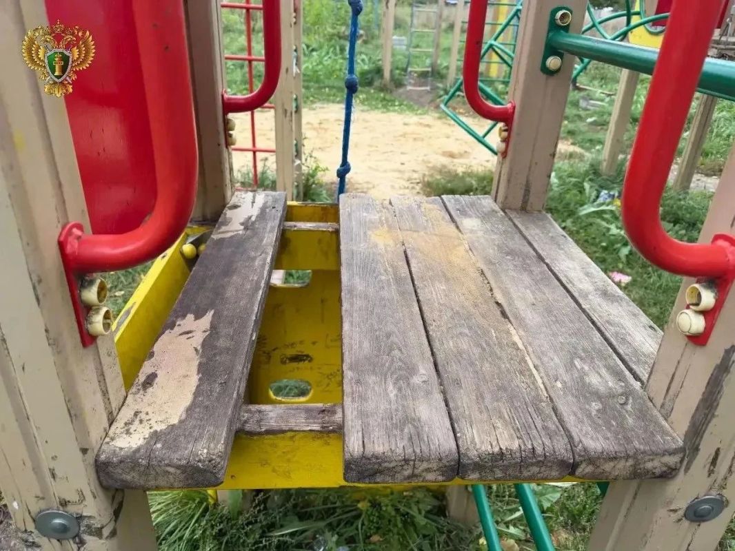 В Тепло-Огаревском районе нашли две детские площадки с нарушениями
