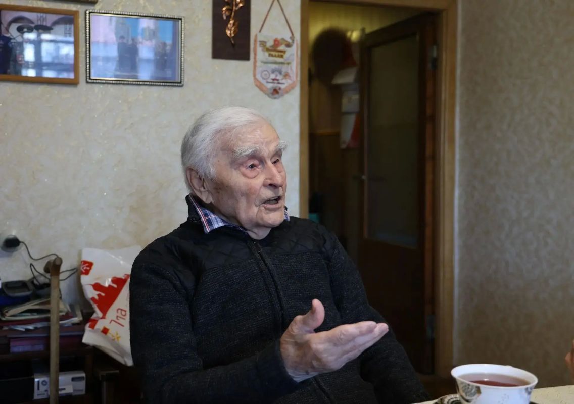 Глава города Тулы, руководитель фракции «Единая Россия» Алексей Эрк, первый заместитель председателя Тульской городской Думы, член фракции «Единая Россия» Анастасия Дементьева навестили ветерана Великой Отечественной войны... Глава города Тулы, руководитель фракции «Единая Россия» Алексей Эрк, первый заместитель председателя Тульской городской Думы, член фракции «Единая Россия» Анастасия Дементьева навестили ветерана Великой Отечественной войны...