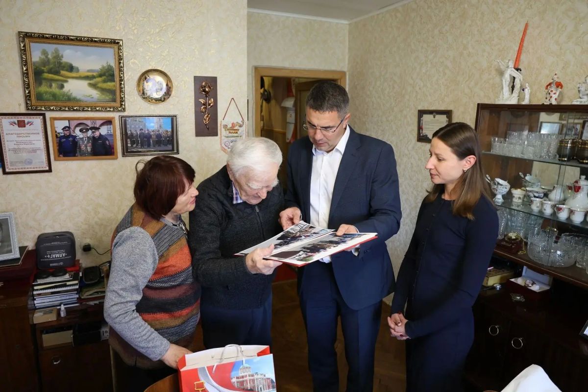 Глава города Тулы, руководитель фракции «Единая Россия» Алексей Эрк, первый заместитель председателя Тульской городской Думы, член фракции «Единая Россия» Анастасия Дементьева навестили ветерана Великой Отечественной войны... Глава города Тулы, руководитель фракции «Единая Россия» Алексей Эрк, первый заместитель председателя Тульской городской Думы, член фракции «Единая Россия» Анастасия Дементьева навестили ветерана Великой Отечественной войны...
