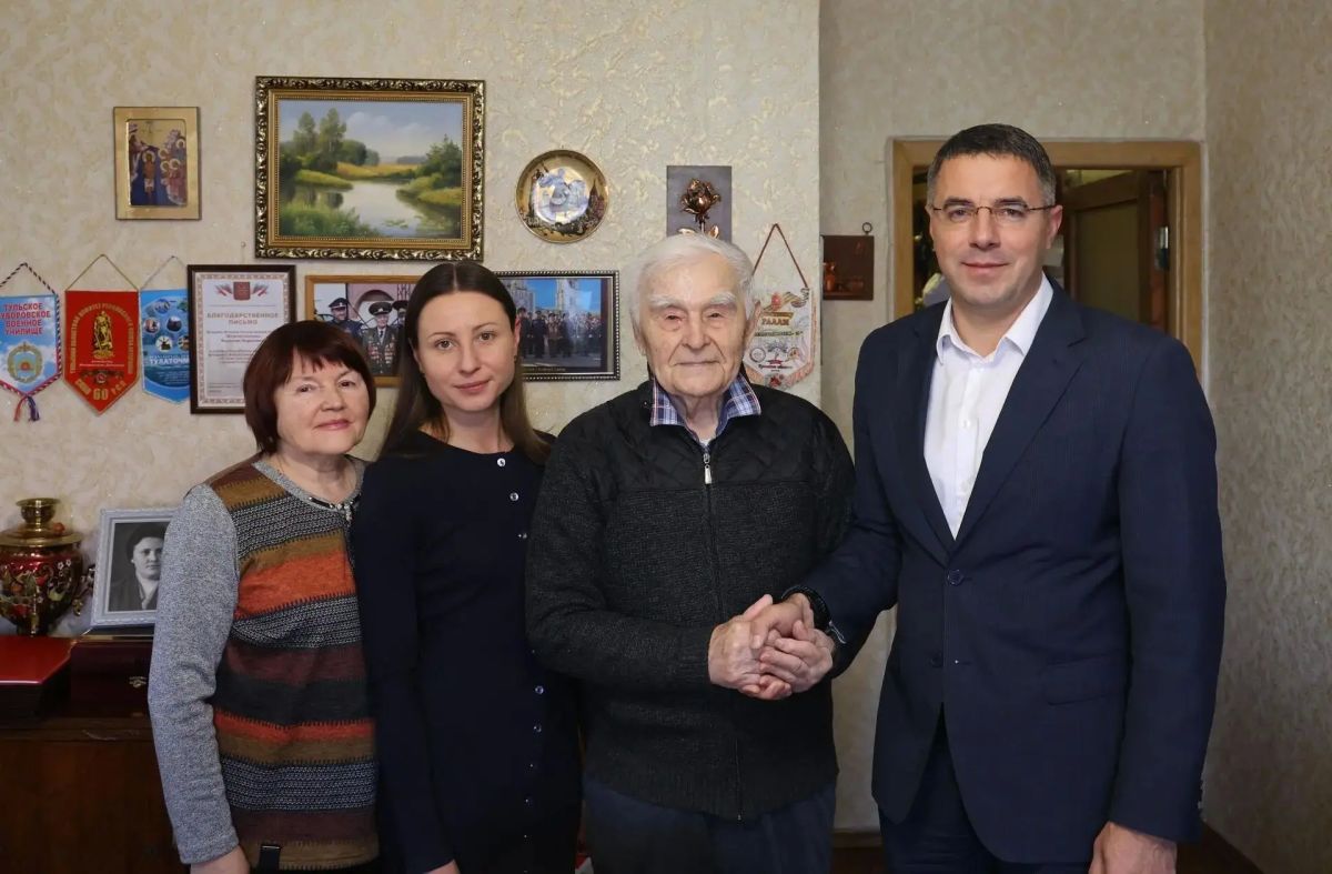 Глава города Тулы, руководитель фракции «Единая Россия» Алексей Эрк, первый заместитель председателя Тульской городской Думы, член фракции «Единая Россия» Анастасия Дементьева навестили ветерана Великой Отечественной войны... Глава города Тулы, руководитель фракции «Единая Россия» Алексей Эрк, первый заместитель председателя Тульской городской Думы, член фракции «Единая Россия» Анастасия Дементьева навестили ветерана Великой Отечественной войны...
