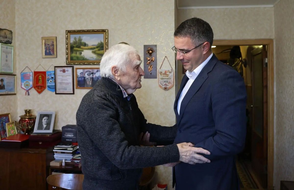 Глава города Тулы, руководитель фракции «Единая Россия» Алексей Эрк, первый заместитель председателя Тульской городской Думы, член фракции «Единая Россия» Анастасия Дементьева навестили ветерана Великой Отечественной войны... Глава города Тулы, руководитель фракции «Единая Россия» Алексей Эрк, первый заместитель председателя Тульской городской Думы, член фракции «Единая Россия» Анастасия Дементьева навестили ветерана Великой Отечественной войны...