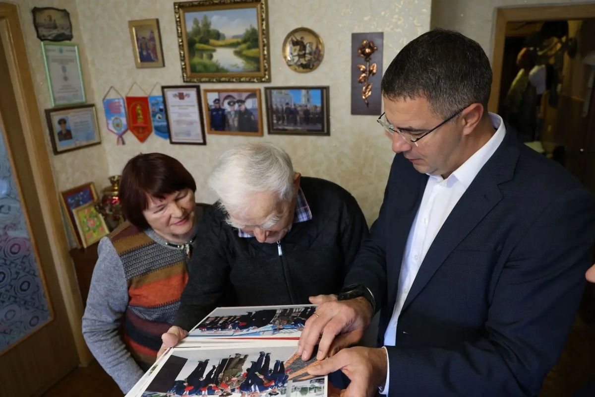 Глава города Тулы, руководитель фракции «Единая Россия» Алексей Эрк, первый заместитель председателя Тульской городской Думы, член фракции «Единая Россия» Анастасия Дементьева навестили ветерана Великой Отечественной войны... Глава города Тулы, руководитель фракции «Единая Россия» Алексей Эрк, первый заместитель председателя Тульской городской Думы, член фракции «Единая Россия» Анастасия Дементьева навестили ветерана Великой Отечественной войны...