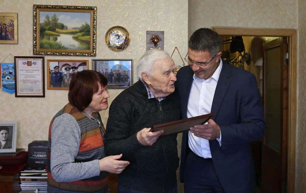 Глава города Тулы, руководитель фракции «Единая Россия» Алексей Эрк, первый заместитель председателя Тульской городской Думы, член фракции «Единая Россия» Анастасия Дементьева навестили ветерана Великой Отечественной войны... Глава города Тулы, руководитель фракции «Единая Россия» Алексей Эрк, первый заместитель председателя Тульской городской Думы, член фракции «Единая Россия» Анастасия Дементьева навестили ветерана Великой Отечественной войны...