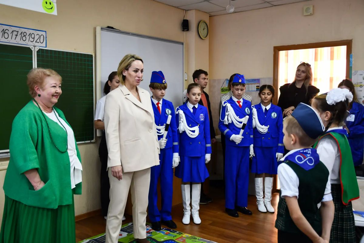 Тульским школьникам показали, как безопасно ездить на самокатах и велосипедах Тульским школьникам показали, как безопасно ездить на самокатах и велосипедах
