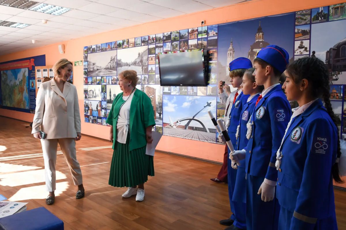 Тульским школьникам показали, как безопасно ездить на самокатах и велосипедах Тульским школьникам показали, как безопасно ездить на самокатах и велосипедах