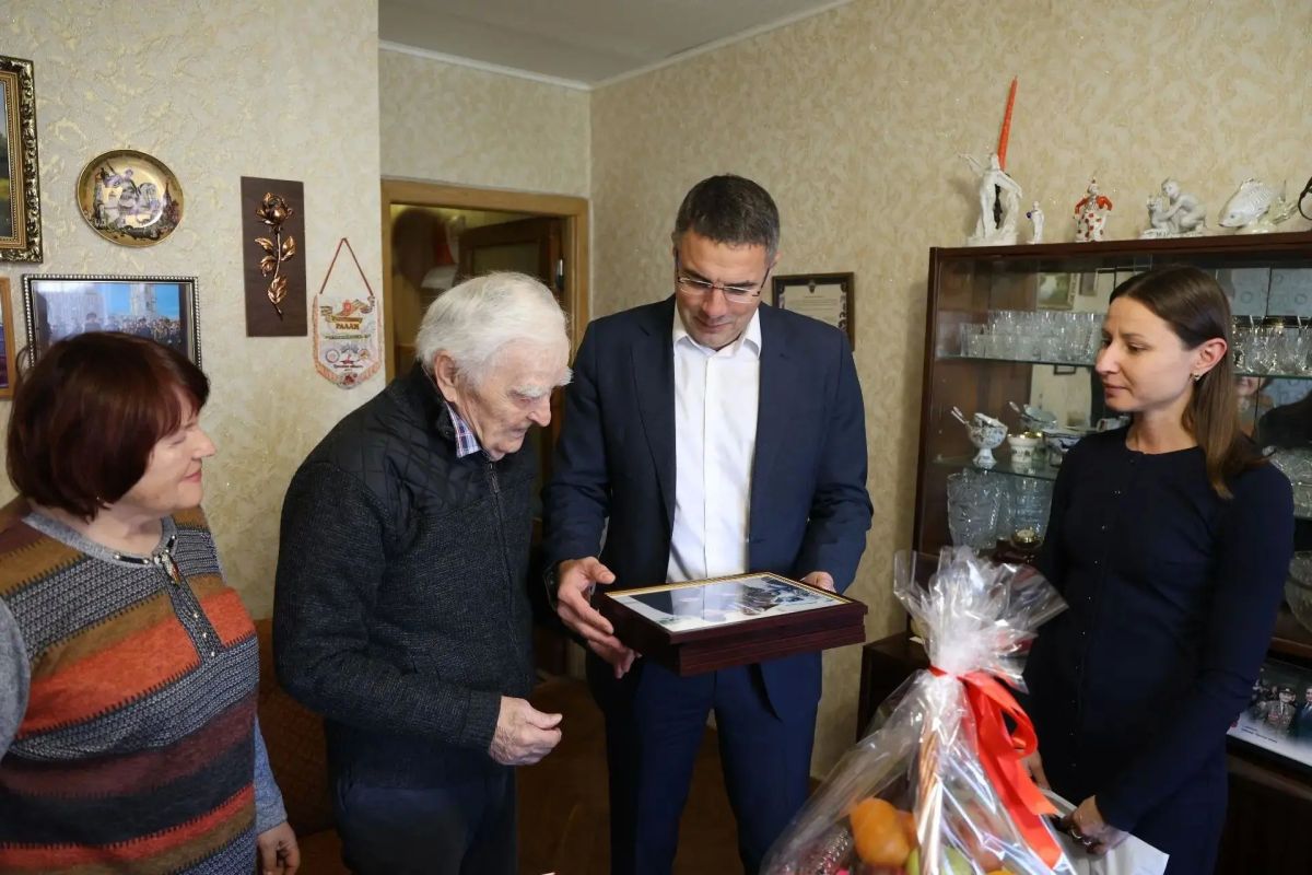 Глава города Тулы, руководитель фракции «Единая Россия» Алексей Эрк, первый заместитель председателя Тульской городской Думы, член фракции «Единая Россия» Анастасия Дементьева навестили ветерана Великой Отечественной войны... Глава города Тулы, руководитель фракции «Единая Россия» Алексей Эрк, первый заместитель председателя Тульской городской Думы, член фракции «Единая Россия» Анастасия Дементьева навестили ветерана Великой Отечественной войны...