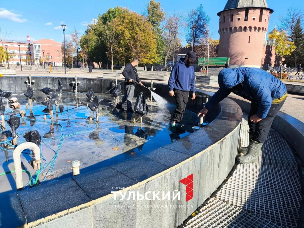 В Туле начали готовить к зиме фонтан на Крестовоздвиженской площади В Туле начали готовить к зиме фонтан на Крестовоздвиженской площади