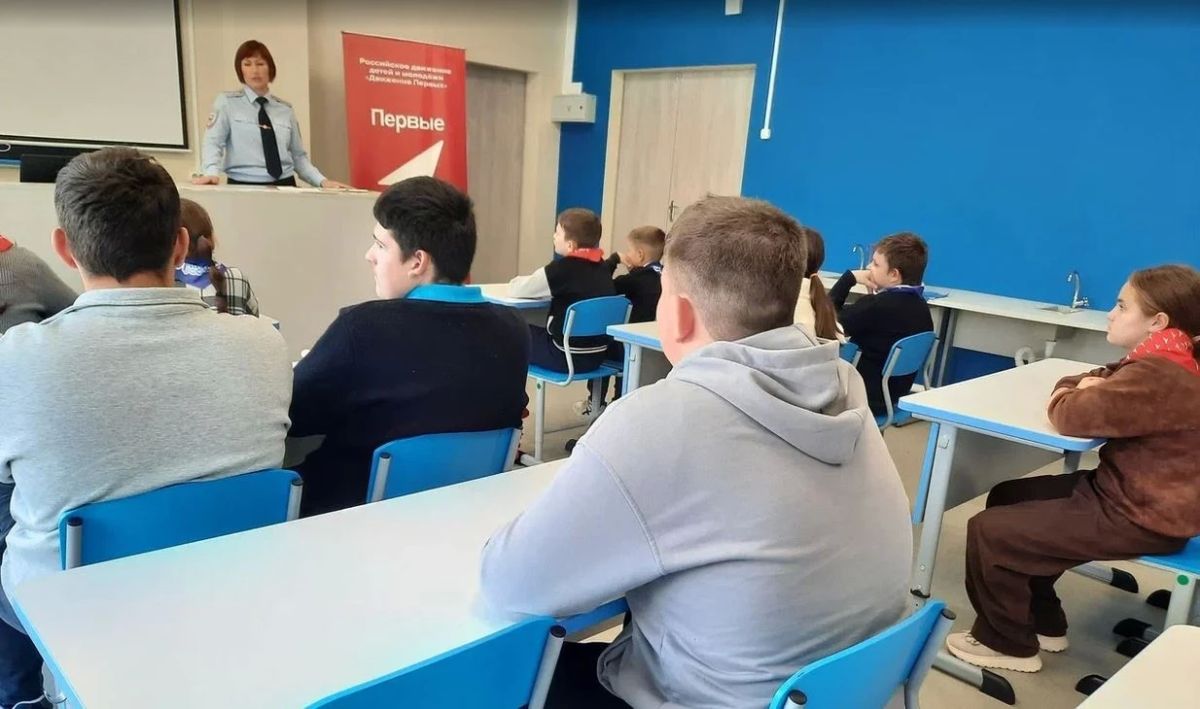 В Узловском районе полицейские и общественники провели урок правовой грамотности и безопасности для школьников В Узловском районе полицейские и общественники провели урок правовой грамотности и безопасности для школьников