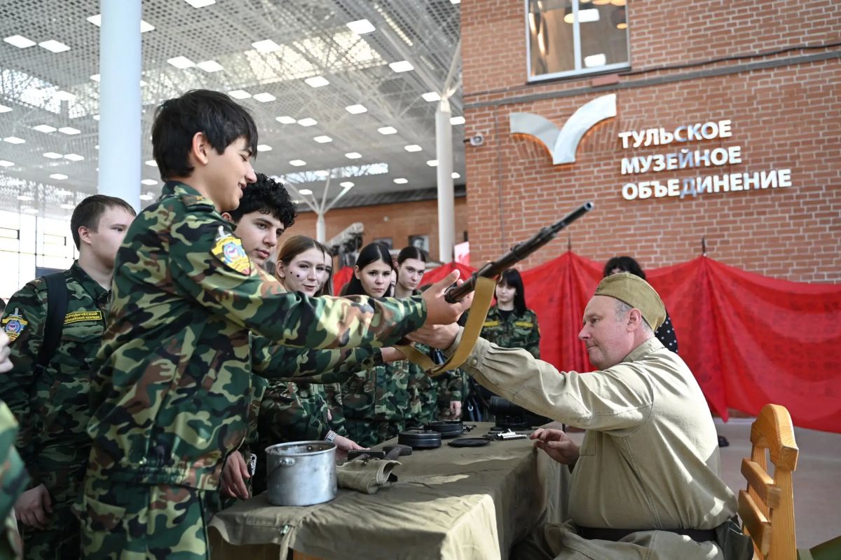 Дмитрий Миляев: Сегодня Тульский кремль стал площадкой большого военно-исторического фестиваля «От Тулы до Берлина» Дмитрий Миляев: Сегодня Тульский кремль стал площадкой большого военно-исторического фестиваля «От Тулы до Берлина»