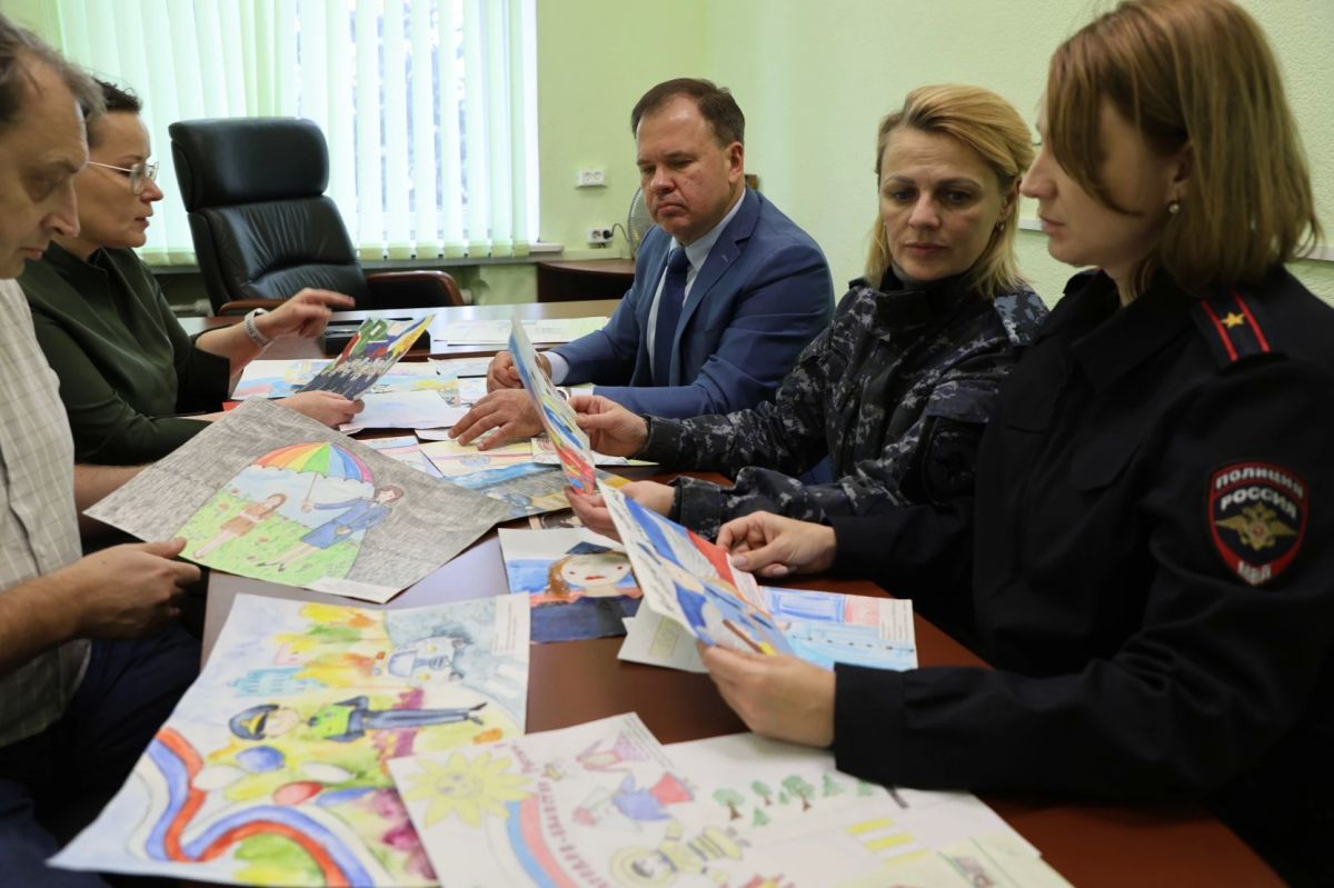 В Тульской области подвели итоги регионального этапа конкурса детского рисунка «Мои родители работают в полиции» В Тульской области подвели итоги регионального этапа конкурса детского рисунка «Мои родители работают в полиции»