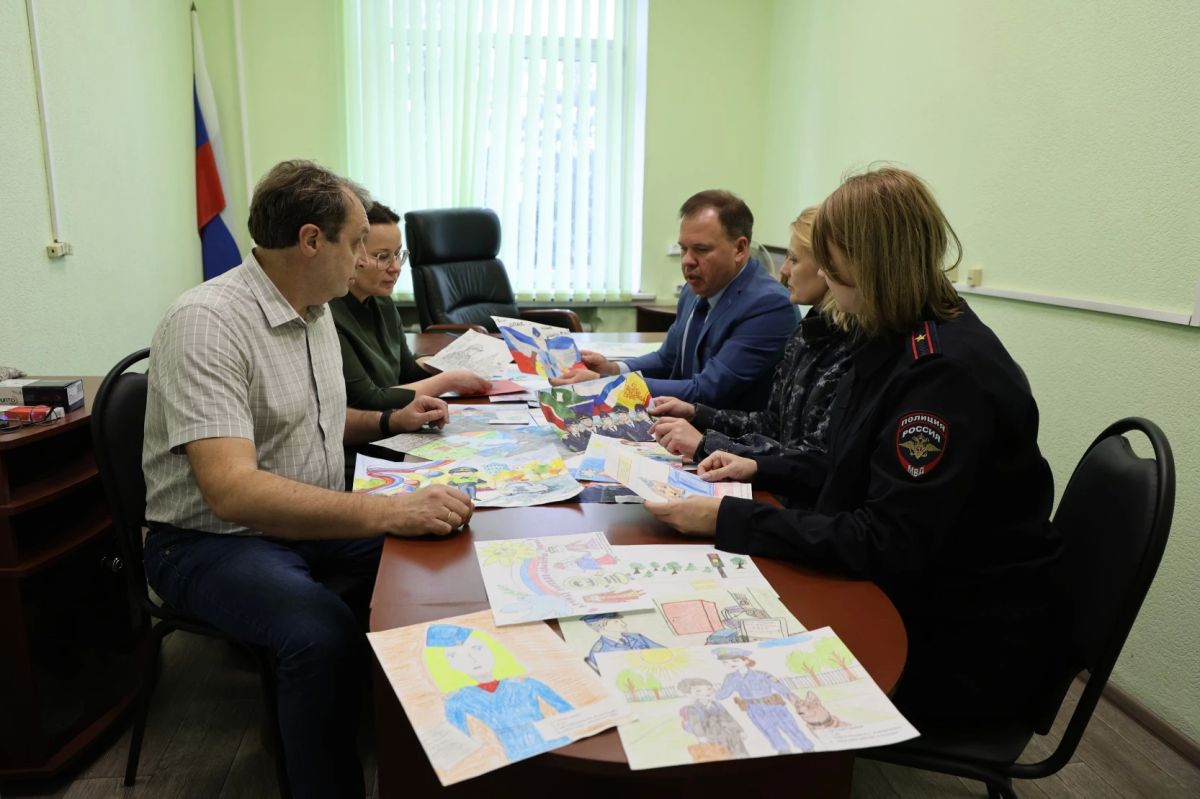В Тульской области подвели итоги регионального этапа конкурса детского рисунка «Мои родители работают в полиции» В Тульской области подвели итоги регионального этапа конкурса детского рисунка «Мои родители работают в полиции»
