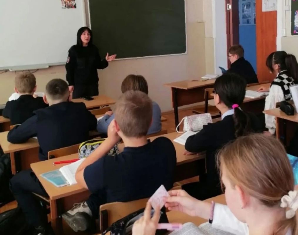 «Не напугать, а объяснить»: инспектор ПДН провела правовой урок в Центре образования №4 города Тулы «Не напугать, а объяснить»: инспектор ПДН провела правовой урок в Центре образования №4 города Тулы