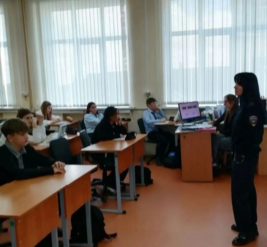 «Не напугать, а объяснить»: инспектор ПДН провела правовой урок в Центре образования №4 города Тулы «Не напугать, а объяснить»: инспектор ПДН провела правовой урок в Центре образования №4 города Тулы
