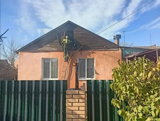 В Плавске на улице Григорьева загорелся жилой дом