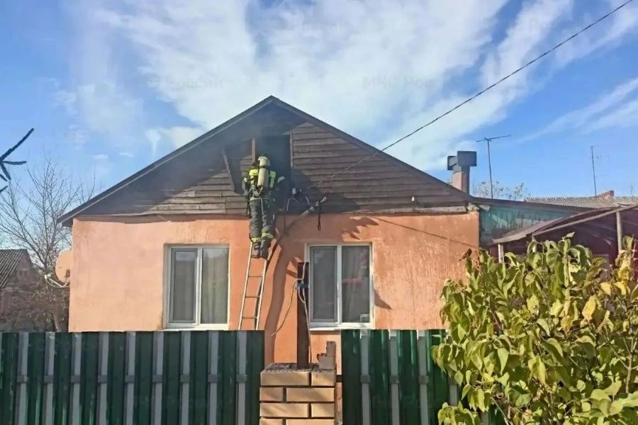 В Плавске шесть спасателей потушили пожар в частном доме