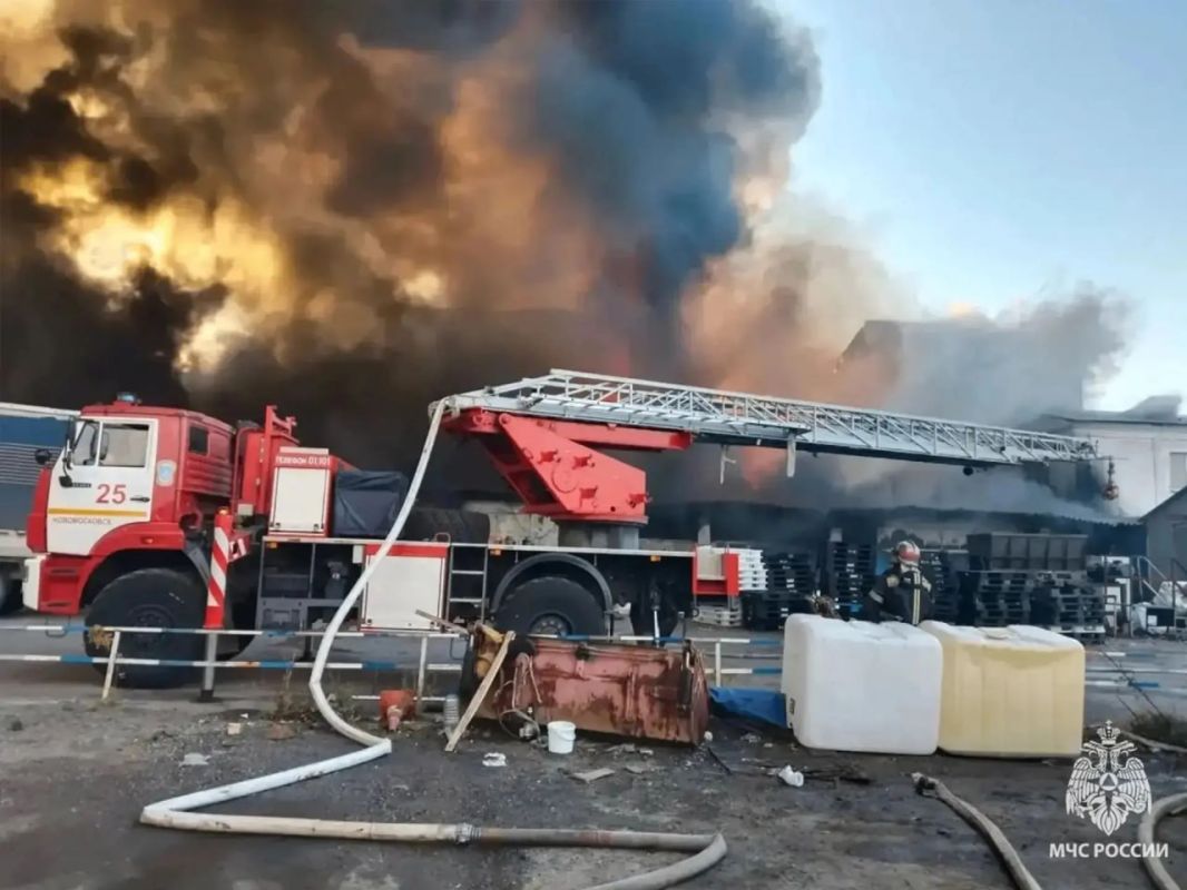 На одном из предприятий Новомосковска произошёл крупный пожар На одном из предприятий Новомосковска произошёл крупный пожар