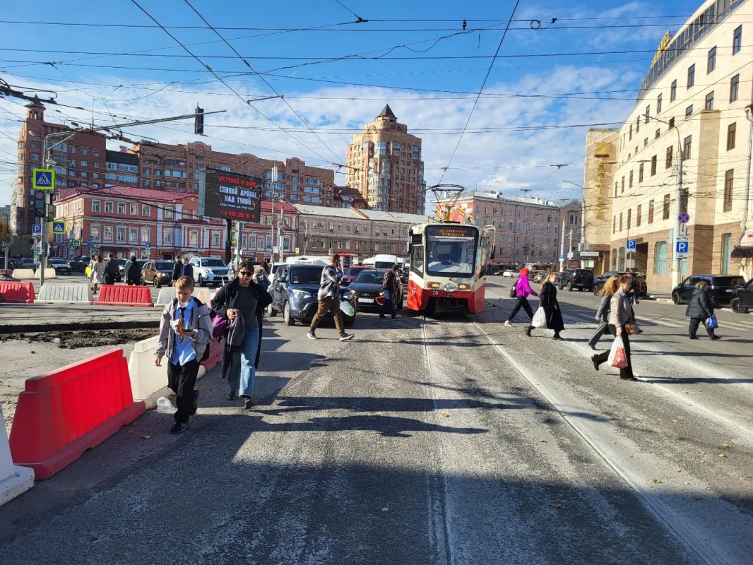 В центре Тулы из-за ДТП с легковушкой и трамваем встало движение В центре Тулы из-за ДТП с легковушкой и трамваем встало движение