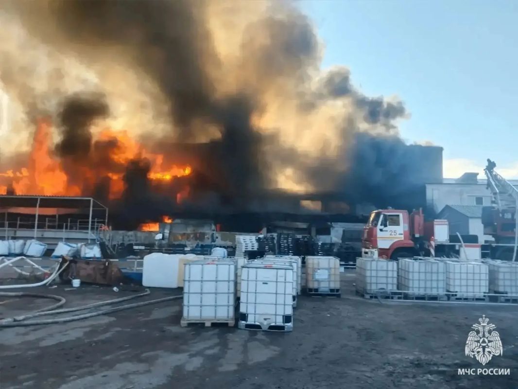Новомосковск: крупный пожар на предприятии Новомосковск: крупный пожар на предприятии