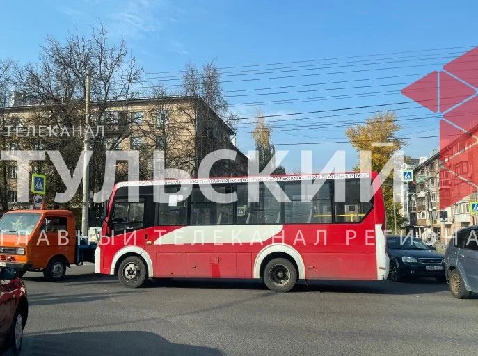 Автобус остановился прямо посреди проспекта Ленина Автобус остановился прямо посреди проспекта Ленина