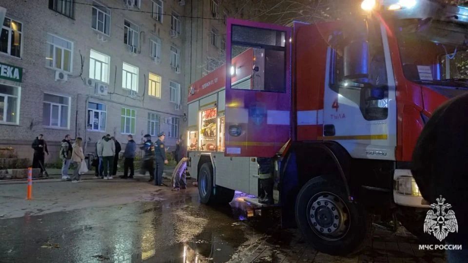 Из горящего торгового центра "Магистраль" спасли двух человек Из горящего торгового центра "Магистраль" спасли двух человек