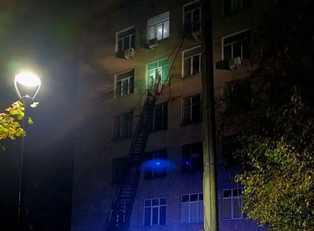 В Туле на Болдина загорелся офис – из пожара спасены два человека В Туле на Болдина загорелся офис – из пожара спасены два человека