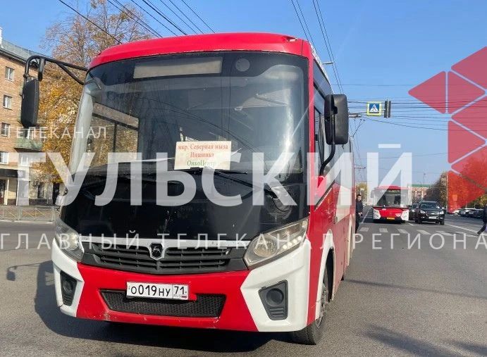 Автобус остановился прямо посреди проспекта Ленина Автобус остановился прямо посреди проспекта Ленина