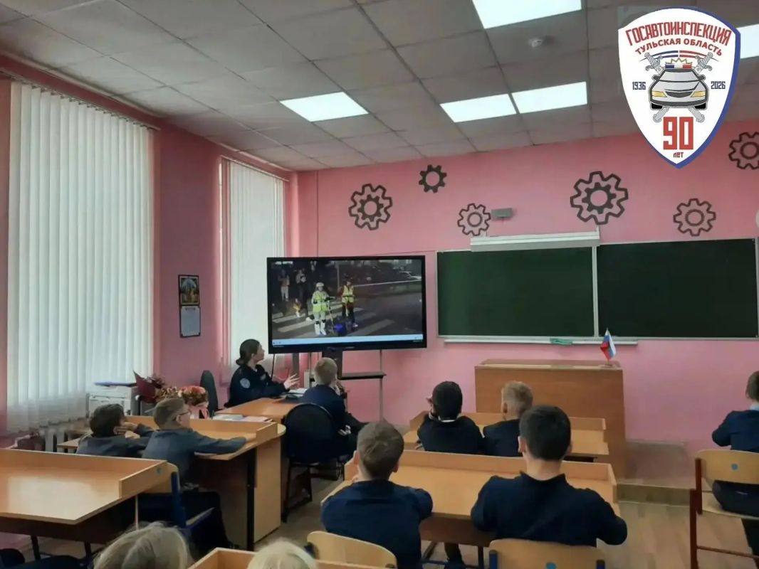 Щекинские госавтоинспекторы научили лицеистов «быть заметными» Щекинские госавтоинспекторы научили лицеистов «быть заметными»