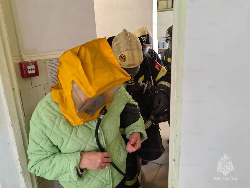 Ясногорские спасатели провели пожарно-тактические учения в детском саду Ясногорские спасатели провели пожарно-тактические учения в детском саду