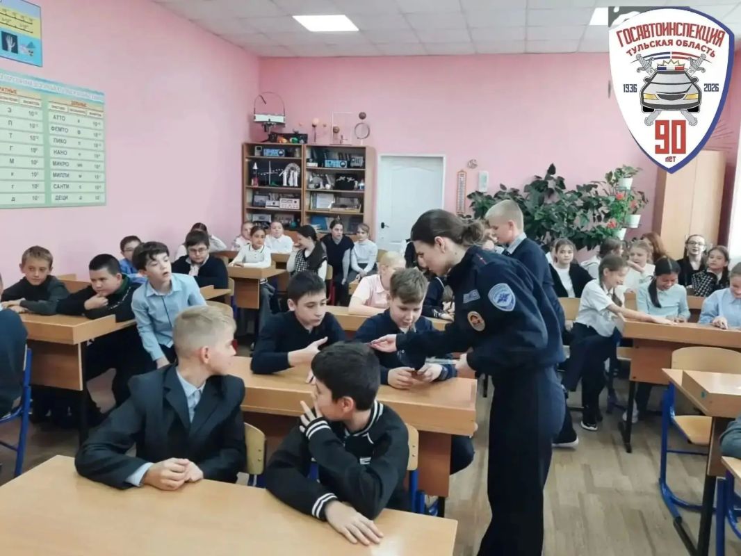 Щекинские госавтоинспекторы научили лицеистов «быть заметными» Щекинские госавтоинспекторы научили лицеистов «быть заметными»