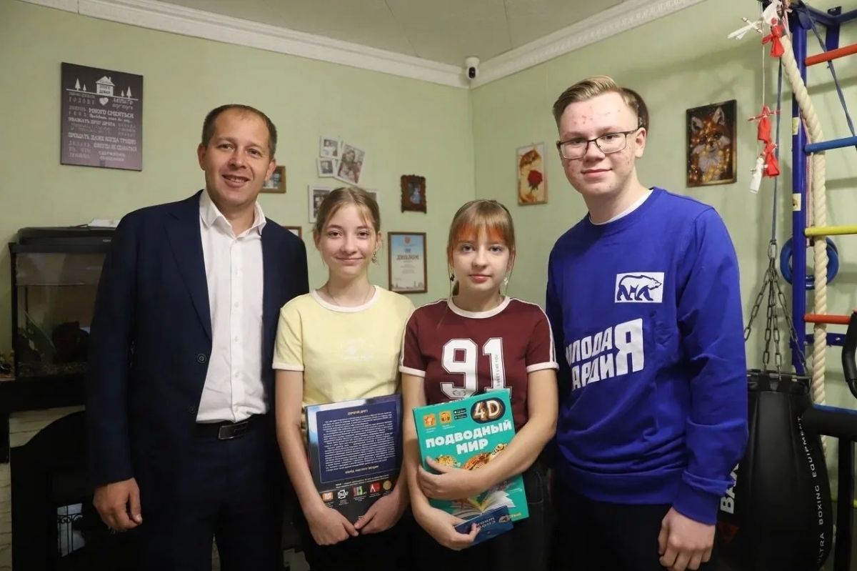 Депутат Тульской городской Думы, член фракции «Единая Россия» Александр Шахов вместе с активистами «Молодой Гвардии Единой России» и представительницами организации «Жены Героев Тульской области» навестили семью участника...