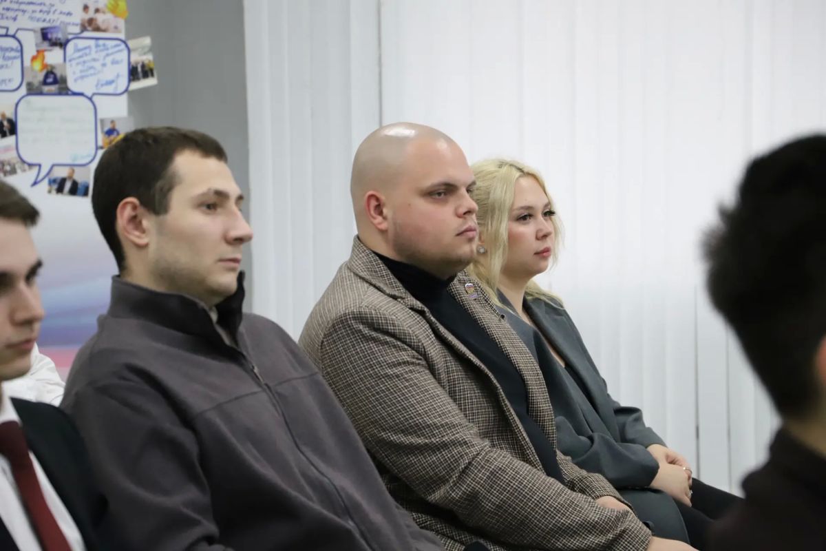 Председатель избирательной комиссии Тульской области Павел Веселов встретилась с членами Молодежной избирательной комиссии, а также с финалистами и победителями избирательного марафона «Молодежь выбирает» Председатель избирательной комиссии Тульской области Павел Веселов встретилась с членами Молодежной избирательной комиссии, а также с финалистами и победителями избирательного марафона «Молодежь выбирает»