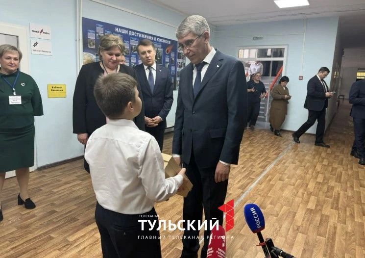 Школьник из Суворова подарил Миляеву плюшевых жителей «Территории семейного счастья» Школьник из Суворова подарил Миляеву плюшевых жителей «Территории семейного счастья»