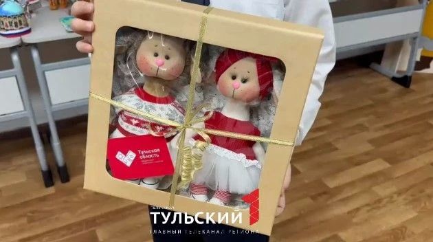 Школьник из Суворова подарил Миляеву плюшевых жителей «Территории семейного счастья»